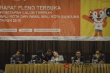 Ketua KPU Kota Bandung Rifqi Alimubarok (tengah) memimpin rapat pleno terbuka penetapan calon Wali Kota dan Wakil Wali Kota Bandung terpilih di Hotel Horison, Bandung, Jawa Barat, Rabu (25/7). KPU Kota Bandung secara resmi menetapkan pasangan calon Wali Kota dan Wakil Wali Kota Bandung nomor urut tiga Oded M Danial dan Yana Mulyana sebagai calon terpilih dengan perolehan 634.682 suara. ANTARA JABAR/Raisan Al Farisi/agr/18