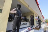 Polisi melakukan pengamanan di gerbang Mapolres Indramayu, Jawa Barat, Minggu (15/7). Polisi memperketat akses masuk ke Mapolres Indramayu pascapenyerangan yang dilakukan dua orang terduga jaringan teroris. ANTARA JABAR/Dedhez Anggara/agr/18.