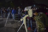 Sejumlah anak antre untuk mengamati gerhana bulan total dengan menggunakan teleskop di Lapangan Salman ITB, Bandung, Jawa Barat, Sabtu (28/7) dini hari. Badan Meteorologi, Klimatologi, dan Geofisika (BMKG) menyatakan gerhana bulan total yang terjadi pada Sabtu dini hari merupakan gerhana bulan total terlama abad ini dengan durasi 103 menit, dan dapat disaksikan kembali di Indonesia pada 19 Juni 2141. ANTARA JABAR/Raisan Al Farisi/agr/18