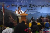 Menko Kemaritiman Luhut Binsar Panjaitan (tengah) memberikan pengarahan kepada mahasiswa para penerima beasiswa pendidikan ke luar negeri dari LPDP di Auditorium Wisma Hijau, Cimanggis, Depok, Jawa Barat, Jumat (27/7/2018). Dalam pengarahannya, Menko Maritim meminta para mahasiswa menempuh pendidikan sebaik mungkin sehingga nantinya dapat memberikan kontribusi bagi negeri sebagai generasi penerus bangsa. (ANTARA FOTO/Indrianto Eko Suwarso) 