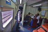 Petugas medis memeriksa kesehatan warga saat pengobatan gratis Rail Clinic atau kereta kesehatan di Stasiun Ciawi, Kabupaten Tasikmalaya, Jawa Barat, Selasa (24/7). PT Kereta Api Indonesia (KAI) Persero daerah operasi 2 Bandung menggelar bakti sosial menggunakan kereta kesehatan 