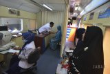 Petugas medis memeriksa kesehatan warga saat pengobatan gratis Rail Clinic atau kereta kesehatan di Stasiun Ciawi, Kabupaten Tasikmalaya, Jawa Barat, Selasa (24/7). PT Kereta Api Indonesia (KAI) Persero daerah operasi 2 Bandung menggelar bakti sosial menggunakan kereta kesehatan 