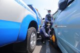 Petugas menggembok roda mobil yang parkir tidak pada tempatnya di Surabaya, Jawa Timur, Selasa (17/7). Kegiatan yang dilakukan Dinas Perhubungan Kota Surabaya, Polrestabes Surabaya dan Garnisun Tetap III Surabaya itu untuk menertibkan mobil-mobil parkir sembarangan yang dapat menimbulkan kemacetan arus lalulintas. Antara Jatim/Didik Suhartono/18