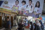 Seorang ibu menawarkan buku kepada anaknnya di sentra penjualan buku di Palasari, Bandung, Jawa Barat, Jumat (6/7). Pedagang menyatakan menjelang tahun ajaran baru 2018/2019 penjualan buku mata pelajaran SD, SMP dan SMA di sentra tersebut meningkat 10 persen dibandingkan dengan hari biasanya. ANTARA JABAR/Raisan Al Farisi/agr/18