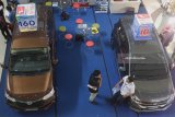 Pengunjung melihat mobil yang dipajang dalam Pameran Autovaganza di Hall MOG, Malang, Jawa Timur, Kamis (5/7). Pameran tersebut diadakan untuk menggenjot penjualan mobil yang turun sebesar 2,8 persen di kuartal I akibat melemahnya nilai tukar rupiah. Antara Jatim/Ari Bowo Sucipto/mas/18.