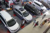 Pengunjung melihat mobil yang dipajang dalam Pameran Autovaganza di Hall MOG, Malang, Jawa Timur, Kamis (5/7). Pameran tersebut diadakan untuk menggenjot penjualan mobil yang turun sebesar 2,8 persen di kuartal I akibat melemahnya nilai tukar rupiah. Antara Jatim/Ari Bowo Sucipto/mas/18.