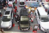 Pengunjung melihat mobil yang dipajang dalam Pameran Autovaganza di Hall MOG, Malang, Jawa Timur, Kamis (5/7). Pameran tersebut diadakan untuk menggenjot penjualan mobil yang turun sebesar 2,8 persen di kuartal I akibat melemahnya nilai tukar rupiah. Antara Jatim/Ari Bowo Sucipto/mas/18.