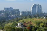 Suasana pemukiman dan perkantoran di Kota Bandung, Jawa Barat, Sabtu (7/7). Kementerian Agraria dan Tata Ruang mencatat, penyusutan akibat alih fungsi lahan di Indonesia terjadi setiap tahunnya dengan luas sekitar 150 ribu hingga 200 ribu hektar. ANTARA JABAR/Adeng Bustomi/agr/18