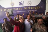 Menteri Riset, Teknologi dan Pendidikan Tinggi Mohamad Nasir (tengah), Rektor Unair Mohammad Nasih (kedua kiri) berswafoto bersama para dosen disela acara peresmian Pusat Penelitian dan Pengembangan 