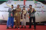 Dirut PT Pegadaian (Persero) Sunarso (Kanan) Ketua MUI KH. Ma'ruf Amin (kedua kanan) Pejabat Bupati Bangkalan G. Ng. Indra S Ranuh (kedua kiri) Ketua MUI Jatim KH Abdusshomad Buchori (kiri) meresmikan Pegadaian Syariah di Bangkalan, Jawa Timur, Senin (2/7). PT Pegadaian mengkonversi seluruh  Pegadaian di Madura menjadi Pegadaian Syariah. Antara Jatim/Saiful Bahri/zk/18