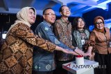 Direktur Utama Bank bjb Ahmad Irfan (tengah) didampingi Komisaris Independen Rudhyanto Mooduto (kedua kiri), Pemimpin Divisi bjb University Neneng Hayati (kiri), Direktur Operasional Fermiyanti (kedua kanan) dan Direktur Konsumer & Ritel Suartini (kanan) menekan tombol bersama saat peresmian bjb University di Bandung, Jawa Barat, Rabu (18/7). bjb University merupakan salah satu wujud untuk mengembangkan kualitas banker melalui program pendidikan berkualitas dan diharapkan mampu menciptakan banker bertaraf internasional. ANTARA JABAR/M Agung Rajasa/agr/18.
