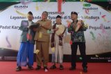 Dirut PT Pegadaian (Persero) Sunarso (kanan) bersama Ketua MUI KH Ma'ruf Amin (kedua kanan), Pejabat Bupati Bangkalan G. Ng. Indra S Ranuh (kedua kiri) dan Ketua MUI Jatim KH Abdusshomad Buchori (kiri) menghadiri peresmian Pegadaian Syariah di Bangkalan, Jawa Timur, Senin (2/7/2018). PT Pegadaian mengkonversi seluruh Pegadaian di Madura menjadi Pegadaian Syariah. (ANTARA FOTO/Saiful Bahri) 