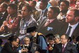 Rektor ITB Kadarsah Suryadi (tengah) berjabat tangan dengan Menristekdikti Mohammad Nasir (kiri) dan Menteri Perencanaan Pembangunan Nasional (PPN)/Kepala Bappenas Bambang Brodjonegoro (kanan) saat Sidang Terbuka ITB pada peringatan ke 98 Pendidikan Tinggi Teknik di Bandung, Jawa Barat, Rabu (4/7). Pada peringatan tersebut ITB memberikan penghargaan Ganesa Prajamanggala Bakti Adiutama kepada Menristekdikti Mohammad Nasir dan Menteri Perencanaan Pembangunan Nasional (PPN)/Kepala Bappenas Bambang Brodjonegoro serta apresiasi tinggi kepada individu, kelompok atau organisasi yang memberikan sumbangsih bagi perkembangan ilmu pengetahuan dan memajukan ITB. ANTARA JABAR/M Agung Rajasa/agr/18.
