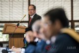 Menristekdikti Mohammad Nasir menyampaikan orasi ilmiah saat Sidang Terbuka ITB pada peringatan ke 98 Pendidikan Tinggi Teknik di Bandung, Jawa Barat, Rabu (4/7). Pada peringatan tersebut ITB memberikan penghargaan Ganesa Prajamanggala Bakti Adiutama kepada Menristekdikti Mohammad Nasir dan Menteri Perencanaan Pembangunan Nasional (PPN)/Kepala Bappenas Bambang Brodjonegoro serta apresiasi tinggi kepada individu, kelompok atau organisasi yang memberikan sumbangsih bagi perkembangan ilmu pengetahuan dan memajukan ITB. ANTARA JABAR/M Agung Rajasa/agr/18
