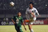 Pesepak bola Persebaya Surabaya Andri Muladi (kiri) berusaha menutup pergerakan dari pesepak bola Bali United FC Ahn Byungkeon (kanan) dalam lanjutan Liga 1 Indonesia di Stadion Gelora Bung Tomo (GBT) Surabaya, Jawa Timur, Sabtu (7/7). Persebaya Surabaya kalahkan Bali United FC dengan skor 1-0. Antara Jatim/M Risyal Hidayat/zk/18