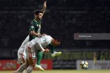 Pesepak bola Persebaya Surabaya Robertino Pugliara (kiri) berebut bola dengan pesepak bola Bali United FC Ahn Byungkeon (kanan) dalam lanjutan Liga 1 Indonesia di Stadion Gelora Bung Tomo (GBT) Surabaya, Jawa Timur, Sabtu (7/7). Persebaya Surabaya kalahkan Bali United FC dengan skor 1-0. Antara jatim/M Risyal Hidayat/zk/18