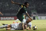 Pesepak bola Persebaya Surabaya Yohanes Ferinando Pahabol (kiri) berebut bola dengan pesepak bola Bali United FC Nick Van Der Velden (kanan) dalam lanjutan Liga 1 Indonesia di Stadion Gelora Bung Tomo (GBT) Surabaya, Jawa Timur, Sabtu (7/7). Persebaya Surabaya kalahkan Bali United FC dengan skor 1-0. Antara jatim/M Risyal Hidayat/zk/18