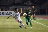 Pertandingan Persebaya Surabaya melawan Bali United FC dalam lanjutan Liga 1 Indonesia di Stadion Gelora Bung Tomo (GBT) Surabaya, Jawa Timur, Sabtu (7/7). Persebaya Surabaya kalahkan Bali United FC dengan skor 1-0. Antara Jatim/M Risyal Hidayat/zk/18