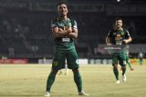 Pesepak bola Persebaya Surabaya Irfan Jaya (kiri) berpose ketika selebrasi usai mencetak gol kegawang PSMS Medan dalam lanjutan pertandingan Liga-1 di Stadion Gelora Bung Tomo (GBT) Surabaya, Jawa Timur, Rabu (18/7). Antara Jatim/M Risyal Hidayat/zk/18