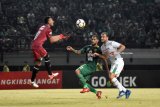 Penjaga gawang PSMS Medan Abdul Rohim (kiri) berusaha menangkap bola dari pesepak bola Persebaya Surabaya David Aparecido Da Silva (tengah) dalam lanjutan pertandingan Liga-1 di Stadion Gelora Bung Tomo (GBT) Surabaya, Jawa Timur, Rabu (18/7). Antara Jatim/M Risyal Hidayat/zk/18