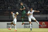 Pesepak bola Persebaya Surabaya David Aparecido Da Silva (tengah) berebut bola dengan pesepak bola PSMS Medan Reinaldo Rodrigues De Oliveira (kanan) dan Firza Andika (kiri) dalam lanjutan pertandingan Liga-1 di Stadion Gelora Bung Tomo (GBT) Surabaya, Jawa Timur, Rabu (18/7). Antara Jatim/M Risyal Hidayat/zk/18