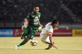 Pesepak bola Persebaya Surabaya Oktafianus Fernando (kiri) berebut bola dengan pesepak bola PSMS Medan Legimin Raharjo (kanan) dalam lanjutan pertandingan Liga-1 di Stadion Gelora Bung Tomo (GBT) Surabaya, Jawa Timur, Rabu (18/7). Antara Jatim/M Risyal Hidayat/zk/18