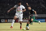 Pesepak bola Persebaya Surabaya Robertino Pugliara (kanan) berusaha melewati hadangan pesepak bola PSMS Medan Dilshod Sharofetdinov (kiri) dalam lanjutan pertandingan Liga-1 di Stadion Gelora Bung Tomo (GBT) Surabaya, Jawa Timur, Rabu (18/7). Antara Jatim/M Risyal Hidayat/zk/18