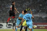 Pesepak bola Persela Lamongan Wallace Costa Alves (tengah) berebut bola dengan pesepak bola Persipura Jayapura Addison Alves De Oliveira (kiri) dalam lanutan Liga 1 Indonesia di Stadion Surajaya Lamongan, Jawa Timur, Minggu (29/7). Persela Lamongan menang atas Persipura Jayapura dengan skor 3-2. Antara jatim/M Risyal Hidayat/18