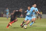 Pesepak bola Persela Lamongan Eky Taufik (kanan) berusaha menghentikan laju dari pesepak bola Persipura Jayapura Boaz Soloza (kiri) dalam lanutan Liga 1 Indonesia di Stadion Surajaya Lamongan, Jawa Timur, Minggu (29/7). Persela Lamongan menang atas Persipura Jayapura dengan skor 3-2. Antara Jatim/M Risyal Hidayat/18