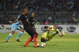 Penjaga gawang Persela Lamongan Dwi Kuswanto (kanan) berusaha menghentikan laju dari pesepak bola Persipura Jayapura Hilton Mauro Moreira (kiri) dalam lanutan Liga 1 Indonesia di Stadion Surajaya Lamongan, Jawa Timur, Minggu (29/7). Persela Lamongan menang atas Persipura Jayapura dengan skor 3-2. Antara Jatim/M Risyal Hidayat/18