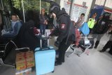 Tim Reaksi Cepat Tindak (Respati) Polrestabes Surabaya memeriksa identitas dan barang bawaan calon penumpang saat melakukan patroli di Stasiun Pasar Turi, Surabaya, Jawa Timur, Jumat (6/7). Patroli tersebut merupakan upaya untuk mempersempit ruang gerak pelaku teror bom di Pasuruan yang melarikan diri. Antara Jatim/Moch Asim/zk/18