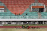 Aktivitas perbaikan dan perawatan fasilitas di Stadion Pakansari, Cibinong, Kabupaten Bogor, Jawa Barat, Selasa (10/7). Persiapan Stadion Pakansari sebagai Venue sepak bola Asian Games 2018 terus dikebut jelang perhelatan event olahraga se-Asia. ANTARA JABAR/Yulius Satria Wijaya/agr/18.