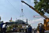 Para teknisi menurunkan badan pesawat tempur ‘F-5 Tiger’ dari kendaraan pengangkut sesaat tiba di Alun-alun Kabupaten Madiun, Jawa Timur, Kamis (12/7). TNI AU menghibahkan pesawat ‘F-5 Tiger’ nomor TS 0513 kepada Pemkab Madiun untuk pendirian monumen. Pesawat tersebut sebelumnya selama 35 tahun dioperasikan Skadron Udara 14 Lanud Iswahjudi Magetan, Jawa Timur, dan sejak 2016 dinyatakan ‘grounded’ (tidak diperbolehkan terbang). Antara Jatim/Siswowidodo/mas/18.