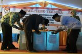 Petugas Komisi Pemilihan Umum (KPU) membuka kotak suara saat rekapitulasi suara Pemilihan Wali Kota (pilwali) di Kota Kediri, Jawa Timur, Kamis (5/7). KPU setempat menetapkan pemenang pilwali Kota Kediri yakni pasangan Wali Kota dan Wakil Wali Kota petahanan Abdullah Abu Bakar dan Lilik Muhibah dengan perolehan suara sebesar 57 persen. Antara Jatim/Prasetia Fauzani/mas/18.