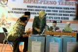 Petugas Komisi Pemilihan Umum (KPU) melakukan rekapitulasi suara Pemilihan Wali Kota (pilwali) di Kota Kediri, Jawa Timur, Kamis (5/7). KPU setempat menetapkan pemenang pilwali Kota Kediri yakni pasangan Wali Kota dan Wakil Wali Kota petahanan Abdullah Abu Bakar dan Lilik Muhibah dengan perolehan suara sebesar 57 persen. Antara Jatim/Prasetia Fauzani/mas/18.