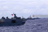 Kapal perang Filipina Davao Del Sur-602 bersama sejumlah kapal perang peserta Rimpac 2018 saat pelaksanakan Photoex di Samudera Pacific, Hawaii, Amerika Serikat, Kamis (26/7). Kegiatan Photoex pada Rimpac 2018 tersebut, melibatkan 38 Kapal perang dari 13 Negara peserta, diantaranya 5 kapal selam dan 3 kapal Induk. TNI-AL menerjunkan dua kapal perang yakni KRI Makassar-590 dan KRI Raden Eddi Martadinata-331 pada kegiatan itu. Antara Jatim/Budi Candra Setya/18.