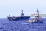 Kapal Induk Amerika Serikat CVN Carl Vinson-70 (kiri) bersama kapal perang DDG Freble membentuk formasi saat melaksanakan Photoex di Samudera Pacific, Hawaii, Amerika Serikat, Kamis (26/7). Kegiatan Photoex pada Rimpac 2018 tersebut, melibatkan 38 Kapal perang dari 13 Negara peserta, diantaranya 5 kapal selam dan 3 kapal Induk. TNI-AL menerjunkan dua kapal perang yakni KRI Makassar-590 dan KRI Raden Eddi Martadinata-331 pada kegiatan itu. Antara jatim/Budi Candra Setya/zk/18.