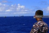 Prajurit TNI-Al melihat formasi kapal perang saat pelaksanakan Photoex di Samudera Pacific, Hawaii, Amerika Serikat, Kamis (26/7). Kegiatan Photoex pada Rimpac 2018 tersebut, melibatkan 38 Kapal perang dari 13 Negara peserta, diantaranya 5 kapal selam dan 3 kapal Induk. TNI-AL menerjunkan dua kapal perang yakni KRI Makassar-590 dan KRI Raden Eddi Martadinata-331 pada kegiatan itu. Antara jatim/Budi Candra Setya/zk/18.