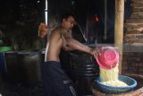 Pengrajin membuat tempe dari kedelai impor yang kini harganya naik menjadi Rp7.300 per kilogram akibat pelemahan nilai tukar rupiah di sentra industri tempe rumahan di Sanan, Malang, Jawa Timur, Jumat (20/7). Gabungan Koperasi Produsen Tempe Tahu Indonesia (Gakoptindo) menyatakan produksi kedelai lokal sebesar 700 ribu ton masih belum mampu memenuhi kebutuhan kedelai dalam negeri yang mencapai 2,7 juta ton per tahun sehingga bea impor kedelai yang diusulkan Kementrian Pertanian dinilai justru akan makin memberatkan pengrajin tempe dan tahu. Antara Jatim/Ari Bowo Sucipto/mas/18.