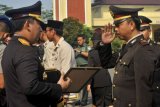 Kapolda Banten Brigjen Listyo Prabowo (kiri) menyerahkan piagam penghargaan kepada Kapolsek Rangkasbitung yang juga guru mengaji sukarela AKP Entang Cahyadi (kanan) usai Upacara HUT ke-72 Bhayangkara, di Serang, Banten, Rabu (11/7). Dalam rangka menciiptakan stabilitas politik dan kehidupan sosial Polda Banten memberi penghargaan kepada para tokoh yang menjadi figur pelopor persaudaraan dan toleransi antar umat beragama. (ANTARA /Asep Fathulrahman)