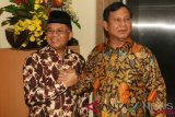 Ketua Umum Partai Gerindra Prabowo Subianto (kanan) berjabat tangan dengan Presiden PKS Sohibul Iman (kiri) saat melakukan pertemuan di DPP PKS, Jakarta, Senin (30/7/2018). Pertemuan tersebut untuk membahas hasil dari penyampaian Ijtima Ulama dan Tokoh Nasional yang menunjuk Prabowo Subianto sebagai Calon Presiden 2019 serta Ketua Majelis Syuro PKS Salim Segaf Aljufri dan Ustaz Abdul Somad sebagai Cawapres. (ANTARA /Rivan Awal Lingga)