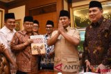 Ketua Umum PBNU Said Aqil Siroj (kedua kiri) menerima buku dari Ketua Umum Partai Gerindra Prabowo Subianto (kedua kanan) yang berkunjung ke kantor PBNU Jakarta, Senin (16/7/2018) malam. Kedatangan Prabowo ke PBNU tersebut dalam rangka bersilaturahmi. (ANTARA/PBNU/Junaidi Mahbub)