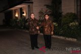 Ketua Umum Partai Demokrat Susilo Bambang Yudhoyono (kiri) menerima kedatangan Ketua Umum Partai Gerindra Prabowo Subianto (kanan) sebelum melakukan pertemuan tertutup di kawasan Mega Kuningan, Jakarta, Selasa (24/7/2018). Pertemuan ini merupakan tindak lanjut dari komunikasi politik yang dibangun Partai Demokrat dan Gerindra jelang Pilpres 2019. (ANTARA FOTO/Dhemas Reviyanto) 