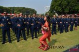 Seorang undangan mencari keluarganya yang lulus seusai upacara Prasetya Perwira (Praspa) TNI-Polri 2018 di halaman Istana Merdeka, Jakarta, Kamis (19/7/2018). Presiden Joko Widodo melantik 724 perwira yang terdiri atas 225 dari Akmil, 102 dari AAL, 119 AAL dan 278 dari Akpol. (ANTARA FOTO/Wahyu Putro A)