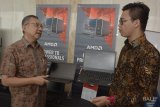 Direktur Premmiere.co.id, A.M Ishak (kiri) berbincang dengan Business Development Manager-Goverment & Enterprise AMD Far East Ltd Indonesia Region, Brando Lubis saat kegiatan sosialisasi bertajuk 