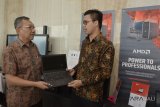 Direktur Premmiere.co.id, A.M Ishak (kiri) berbincang dengan Business Development Manager-Goverment & Enterprise AMD Far East Ltd Indonesia Region, Brando Lubis saat kegiatan sosialisasi bertajuk 