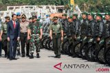     Presiden Joko Widodo (kedua kiri) didampingi Panglima TNI Marsekal TNI Hadi Tjahjanto (keempat kiri), KSAD Jenderal TNI Mulyono (kelima kiri), Pangdam III Siliwangi Mayjen TNI Besar Harto Karyawan (kiri) dan Kapolda Jawa Barat Irjen Pol Agung Budi Maryoto (ketiga kiri) meninjau pasukan Bintara Pembina Desa (Babinsa) di Hanggar KFX PT DI di Bandung, Jawa Barat, Selasa (17/7/2018). Dalam arahannya Presiden Joko Widodo mengajak Babinsa untuk mengawal, menjaga kesetiaan kepada rakyat, wilayah NKRI dan pemerintah yang sah. (ANTARA FOTO/M Agung Rajasa)