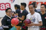 Presiden Joko Widodo (kanan) bersama Panglima Santri Nusantara Muhaimin Iskandar (kiri) mengangkat bola boling saat mencoba lintasan arena Jakabaring Boling Center, Palembang, Sumateran Selatan, Sabtu (14/7/2018). Presiden Joko Widodo didampingi sejumlah Menteri Kabinet Kerja, mengunjungi arena boling untuk memastikan kesiapannya untuk pelaksanaan Asian Games 2018. (ANTARA FOTO/Nova Wahyudi)