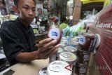 Pedagang menunjukkan produk susu kental manis kemasan yang dijual, di agen grosir miliknya di Cibinong, Kabupaten Bogor, Jawa Barat, Senin (9/7). Yayasan Lembaga Konsumen Indonesia (YLKI) menyatakan produk sari buah atau jus kemasan yang beredar di pasaran sama halnya dengan produk susu kental manis, kedua produk tersebut diduga lebih banyak mengandung gula dibanding dengan produk yang ditawarkan. ANTARA JABAR/Yulius Satria Wijaya/agr/18.
