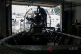 Pekerja menyelesaikan pesanan Airboat atau perahu rawa di Bengkel Hydro Technology Indonesia (HTI), Bandung, Jawa Barat, Jumat (20/7). Perahu yang digunakan di medan rawa dan kanal tersebut diselesaikan untuk pesanan dari sejumlah instansi seperti TNI, Kepolisian, Basarnas hingga PT. Sinarmas untuk sarana transportasi pendukung Asian Games 2018 serta pencegahan kebakaran hutan. ANTARA JABAR/Novrian Arbi/agr/18.